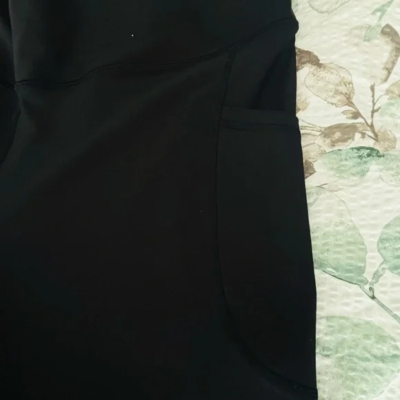 Old Navy Black High-Rise Active Leggings - Picture 3 of 5